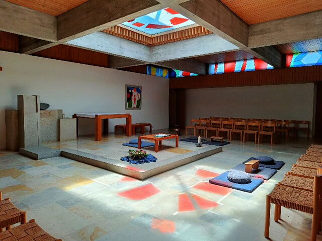 Wenn Farben vom Himmel fallen: Ferdinand Gehrs Glaskunst in der Roten Kapelle